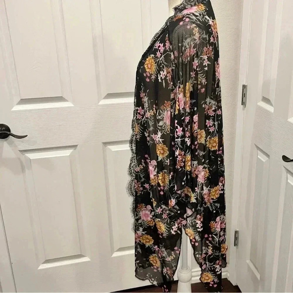 Established 1946 Floral Kimono with Lace Trim - Picture 3 of 6